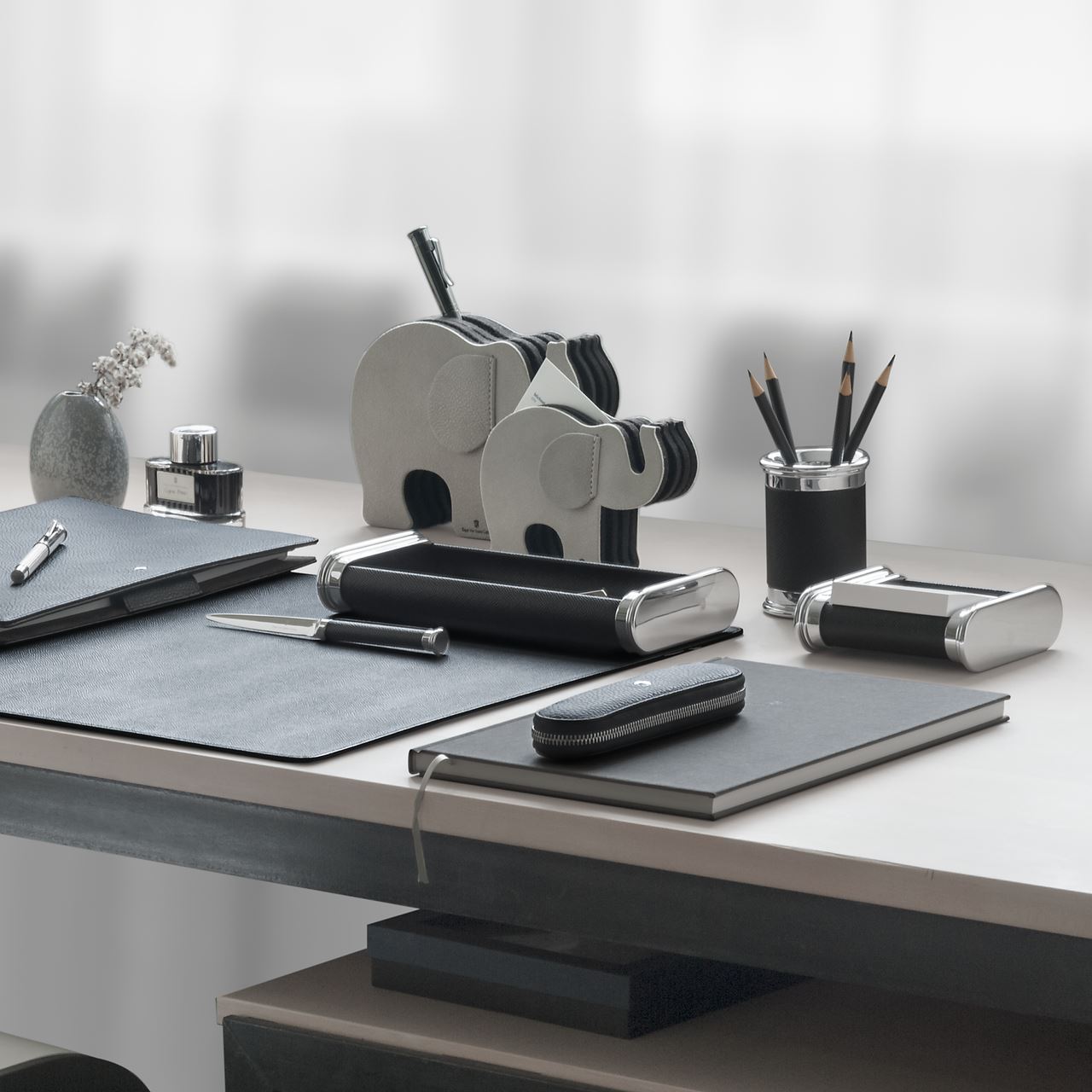 Graf von Faber-Castell Pen holder round Epsom Black 118520
