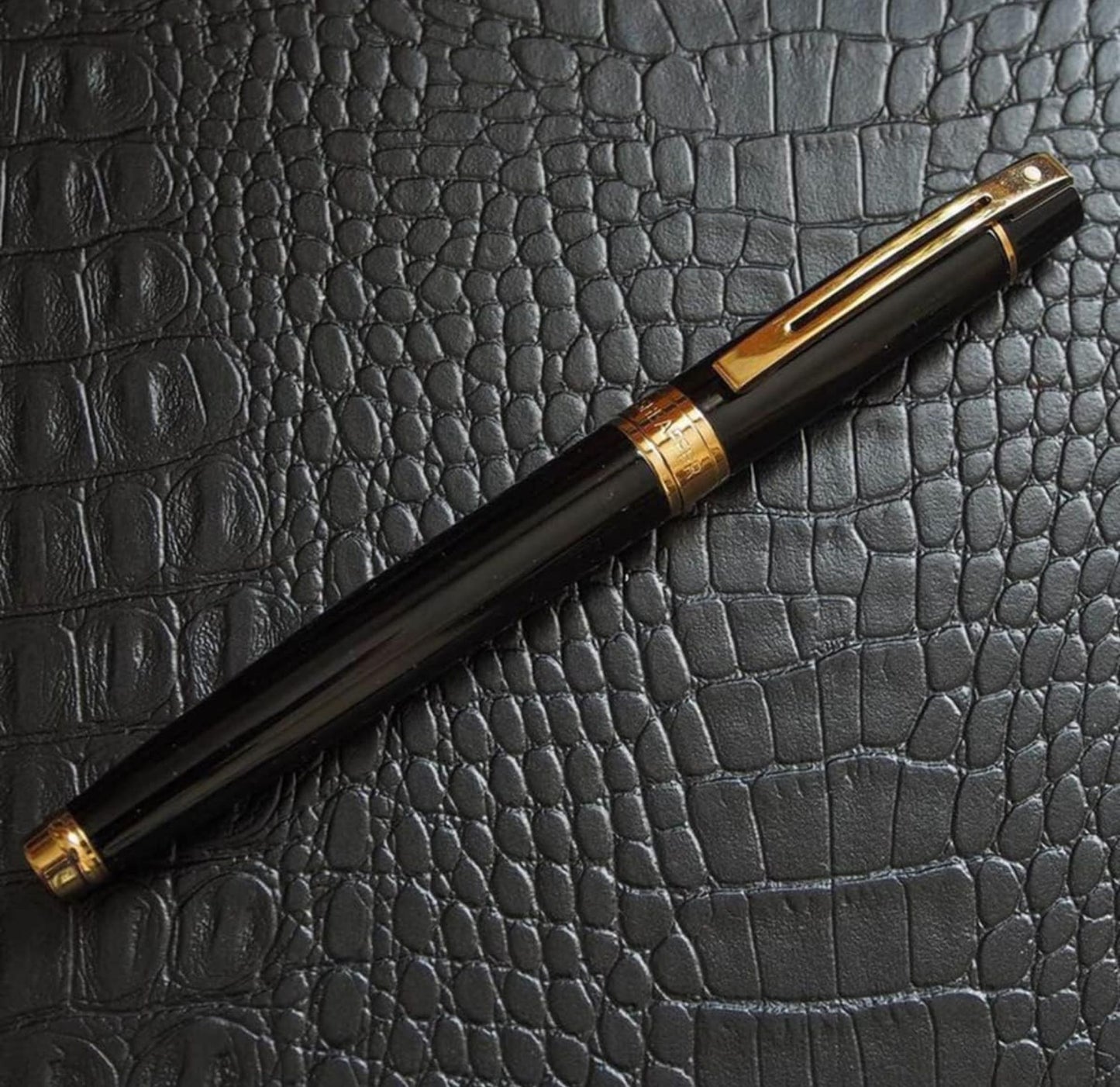 Sheaffer 300 Glossy Black with Gold Tone Trim Rollerball Pen E1932551