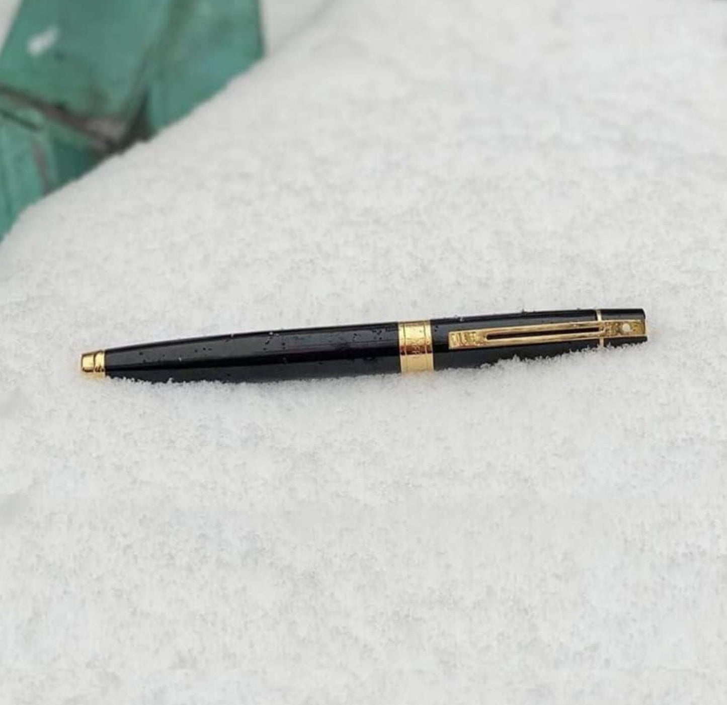 Sheaffer 300 Glossy Black with Gold Tone Trim Rollerball Pen E1932551